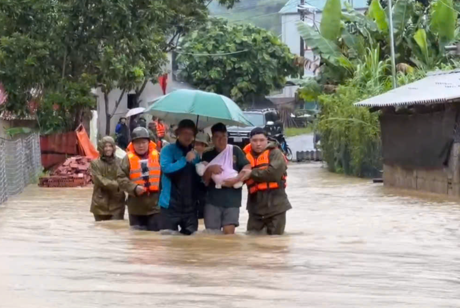 Trưa 7-10, khi nghe tin gia đình anh Hoàng Văn Thành (xã Cần Yên, tỉnh Cao Bằng) đưa con nhỏ 20 ngày tuổi bị sốt cao đi cấp cứu nhưng khi đi qua xã Trường Hà thì bị mắc kẹt giữa dòng nước lũ, Công an xã Trường Hà lập tức có mặt. Các anh băng qua khu vực ngập sâu, nước chảy xiết, đưa cháu bé an toàn vượt lũ đến nơi cấp cứu.