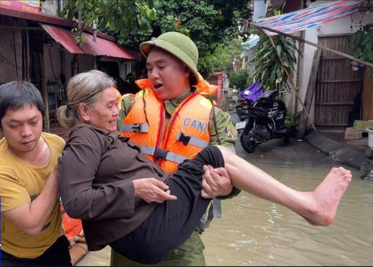 Họ là lá chắn giữa thiên tai và sự sống, là điểm tựa vững chắc giữa dòng xiết. Khi người dân chạy lũ, họ lại ngược dòng.