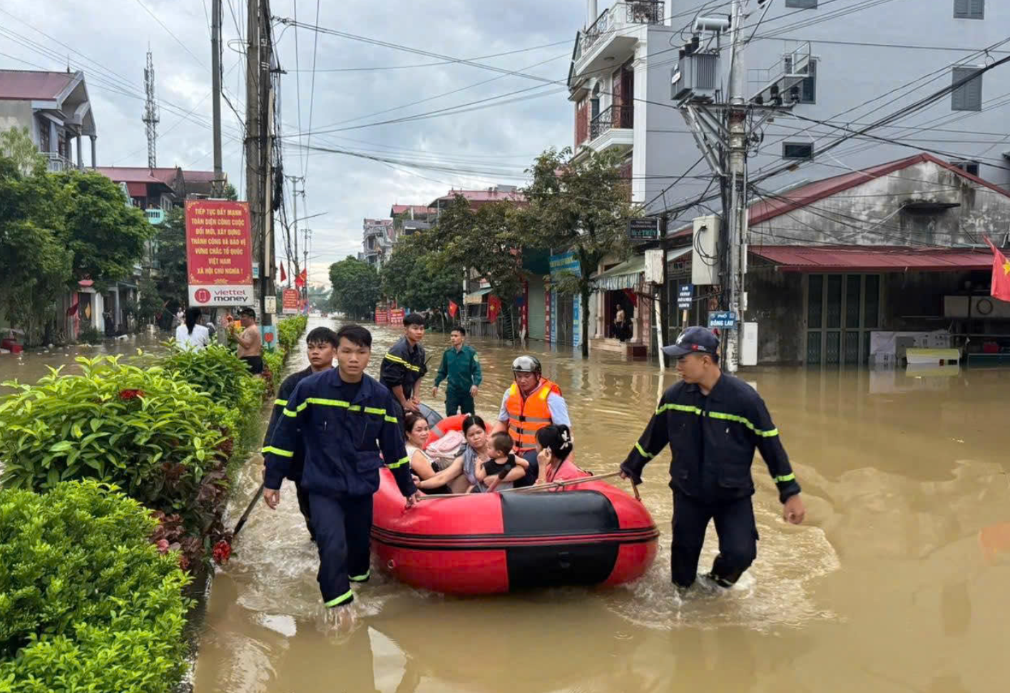 Tại nhiều địa bàn như xã Vân Nham, Thất Khê, Bắc Sơn, Hữu Lũng, Bình Gia, Vũ Lễ, Chiến Thắng, Yên Bình, Vũ Lăng... tỉnh Lạng Sơn, lực lượng Công an cơ sở đã có mặt kịp thời tại các khu vực ngập sâu, nguy cơ sạt lở, phối hợp cùng chính quyền địa phương giúp Nhân dân di chuyển người, tài sản, vật nuôi đến nơi an toàn; chốt chặn, phân luồng giao thông; hỗ trợ dọn dẹp, khắc phục hậu quả sau mưa bão.