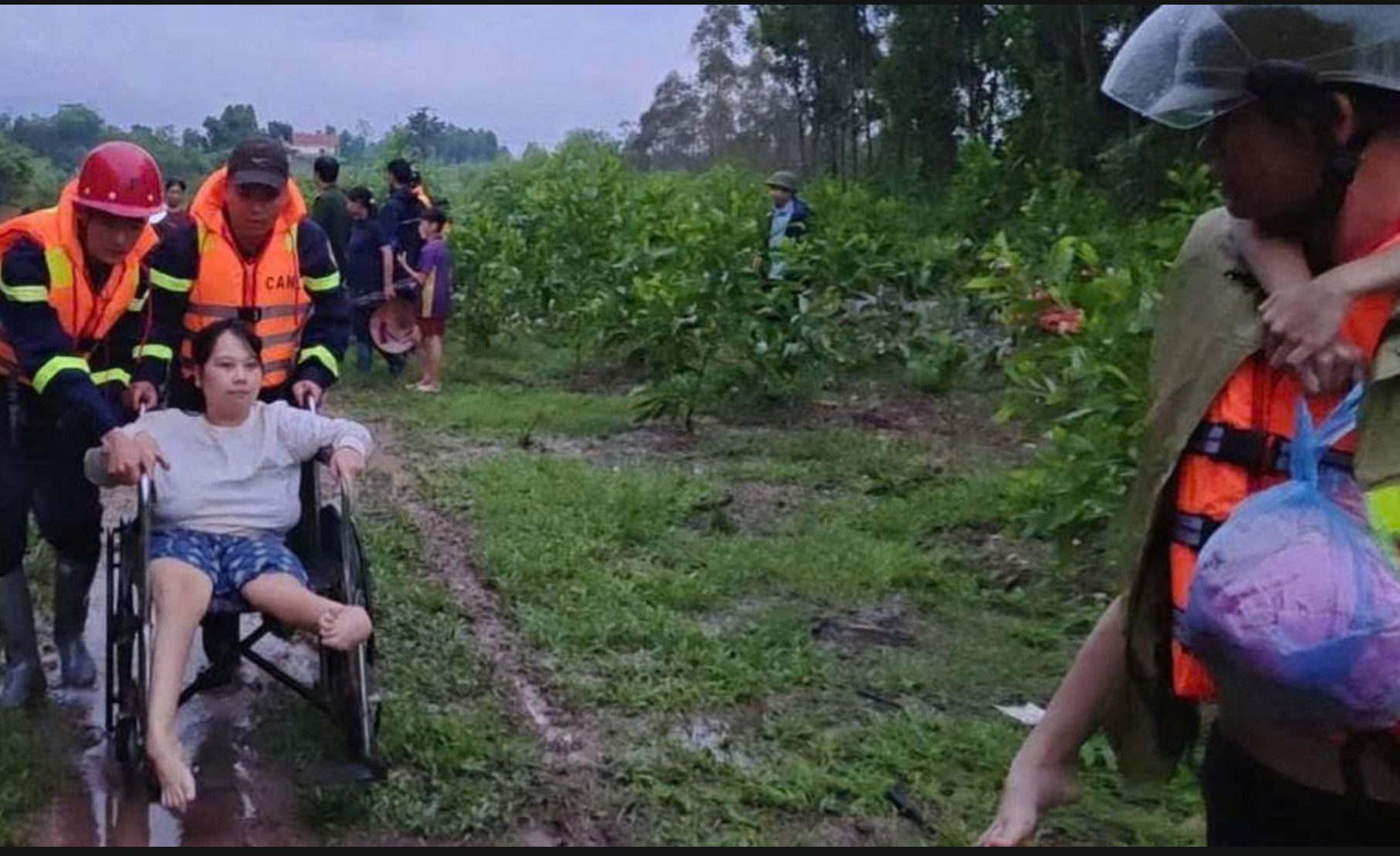 Sáng ngời tình quân dân trong bão lũ.