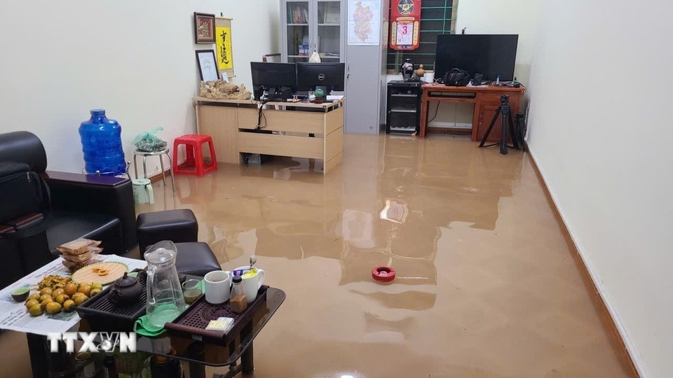 Nước dâng cao tràn vào Trụ sở Cơ quan Thường trú Thông tấn xã Việt Nam tại phường Phan Đình Phùng, tỉnh Thái Nguyên. (Ảnh: Quân Trang/TTXVN)
