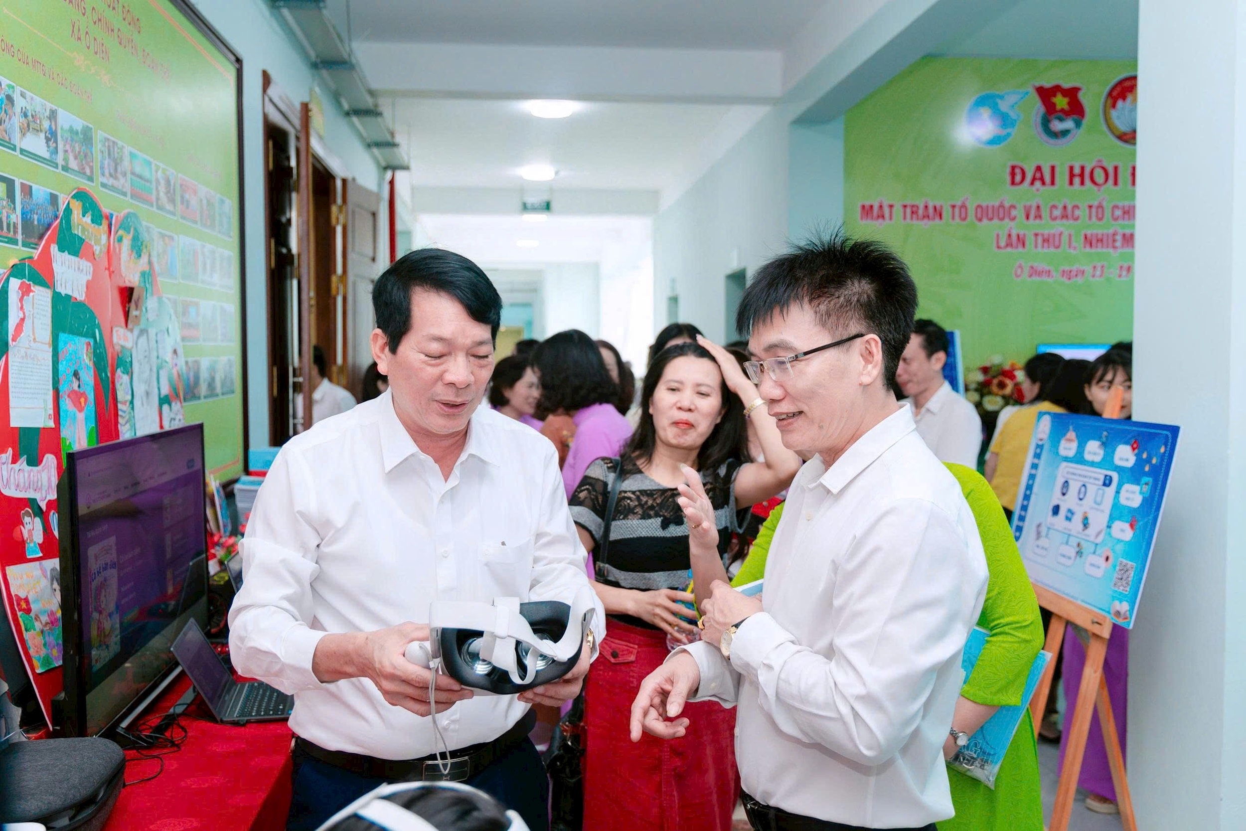 Các đại biểu trải nghiệm thực tế ảo giới thiệu về lịch sử - văn hóa- xã hội xã Ô Diên. Ảnh: Mạnh Dũng