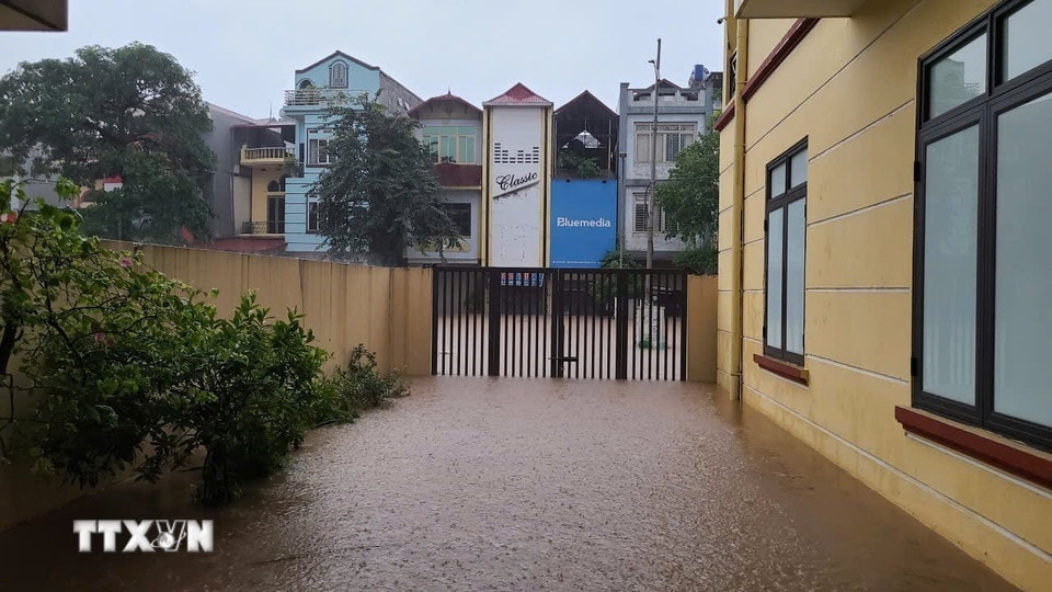 Nước dâng cao tràn vào Trụ sở Cơ quan Thường trú Thông tấn xã Việt Nam tại phường Phan Đình Phùng, tỉnh Thái Nguyên. (Ảnh: Quân Trang/TTXVN)