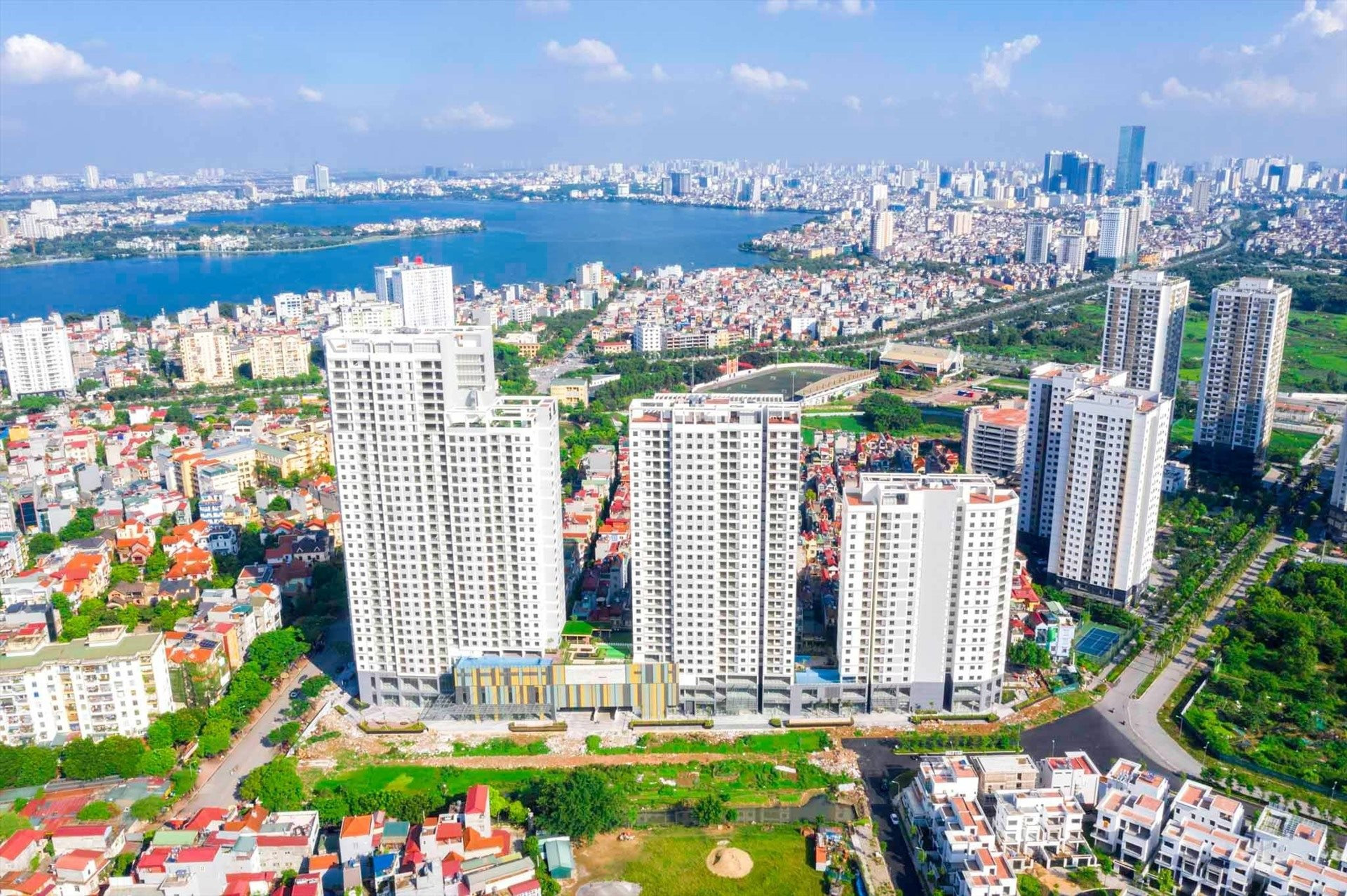 Thủ tướng chỉ đạo quyết liệt các giải pháp tăng nguồn cung, giảm giá nhà ở, bất động sản- Ảnh 1. Thủ tướng chỉ đạo quyết liệt các giải pháp tăng nguồn cung, giảm giá nhà ở, bất động sản- Ảnh 1.