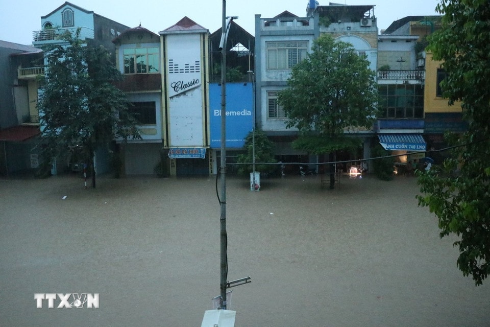 Mưa lớn gây ngập lụt tại phường Phan Đình Phùng, tỉnh Thái Nguyên. (Ảnh: Quân Trang/TTXVN)