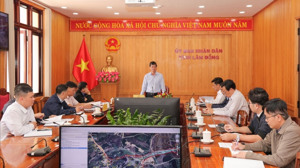 Phó Chủ tịch UBND tỉnh Nguyễn Hồng Hải chủ trì buổi làm việc với các đơn vị liên quan về tiến độ lựa chọn nhà đầu tư cho dự án cao tốc Tân Phú - Bảo Lộc (Ảnh: N.Nghĩa)