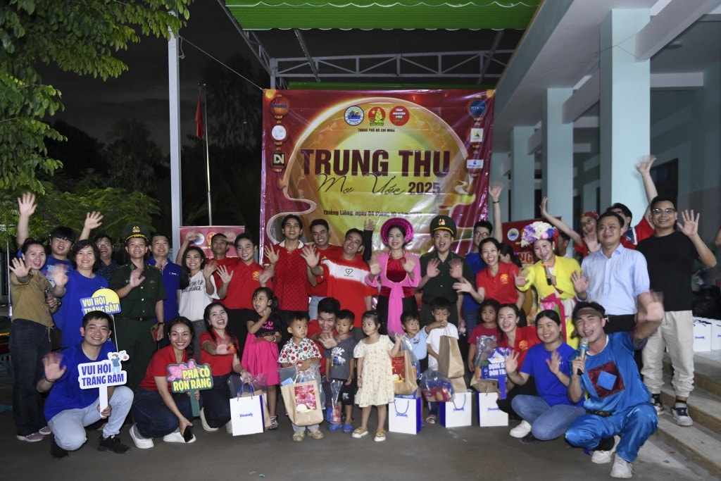 Hành trình yêu thương tiếp tục lan tỏa khi Vinamilk cùng các nghệ sĩ, tình nguyện viên mang hàng chục ngàn sản phẩm dinh dưỡng đến với thiếu nhi đảo Thiềng Liềng (thành phố Hồ Chí Minh) trong chương trình “Trung thu mơ ước”.