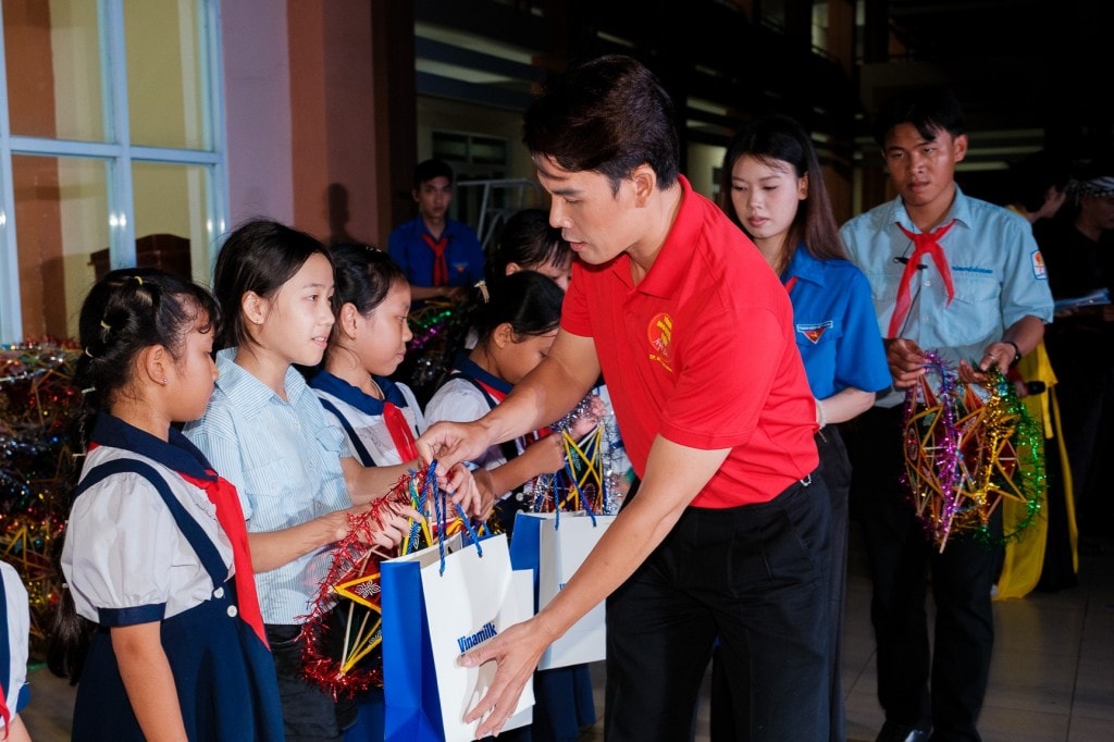 Tại chương trình “Ánh trăng hòa bình” ở xã Kim Long (thành phố Hồ Chí Minh), những món quà dinh dưỡng của Vinamilk được trao đến các em nhỏ với rất nhiều yêu thương.