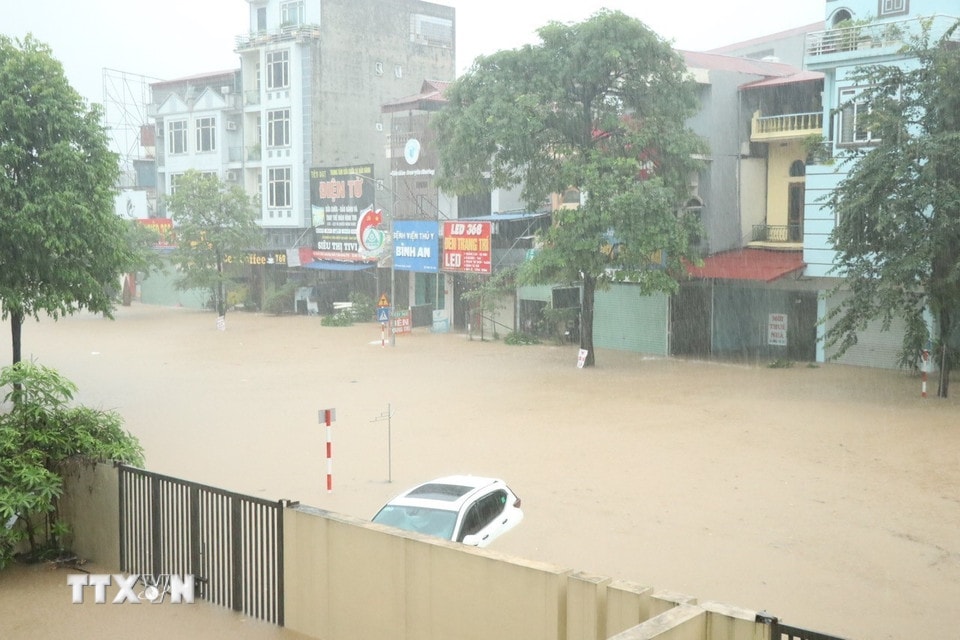 Mưa lớn gây ngập lụt tại phường Phan Đình Phùng, tỉnh Thái Nguyên. (Ảnh: Quân Trang/TTXVN)