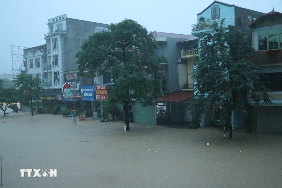 Mưa lớn gây ngập lụt tại phường Phan Đình Phùng, tỉnh Thái Nguyên. (Ảnh: Quân Trang/TTXVN)