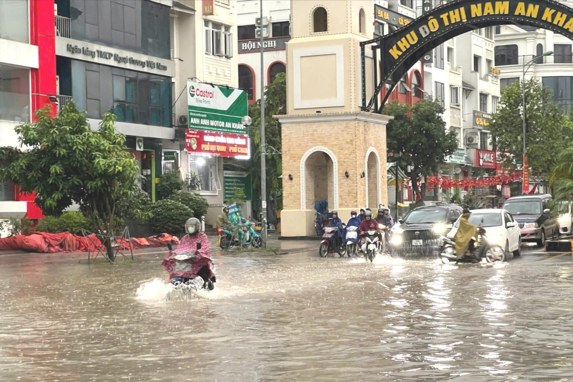 [Podcast] Mưa lớn, các trường học Hà Nội chuyển sang dạy học trực tuyến