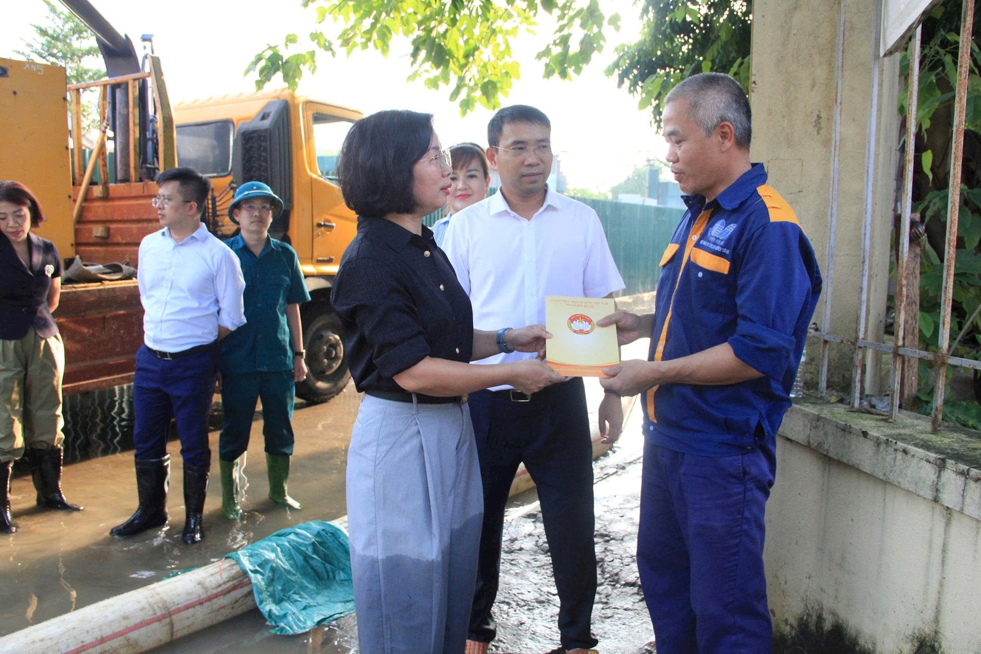 អំណោយដែលបានផ្ដល់ជូនរួមមានប្រាក់សុទ្ធ និងសម្ភារចាំបាច់មួយចំនួន។ រូបថត៖ PV
