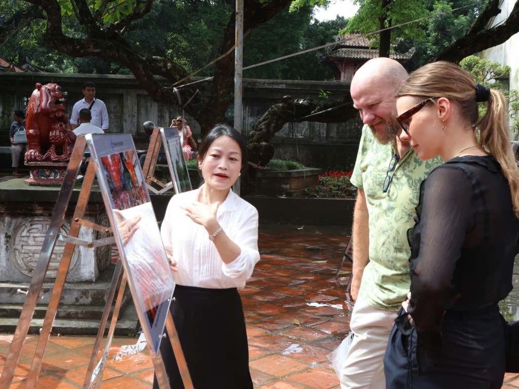 Triển lãm thu hút đông đảo khách trong và ngoài nước tham quan, thưởng lãm