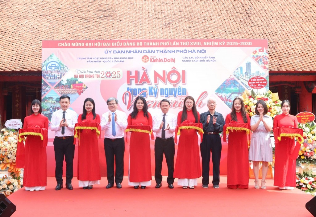 Các vị đại biểu cắt băng khai mạc triển lãm