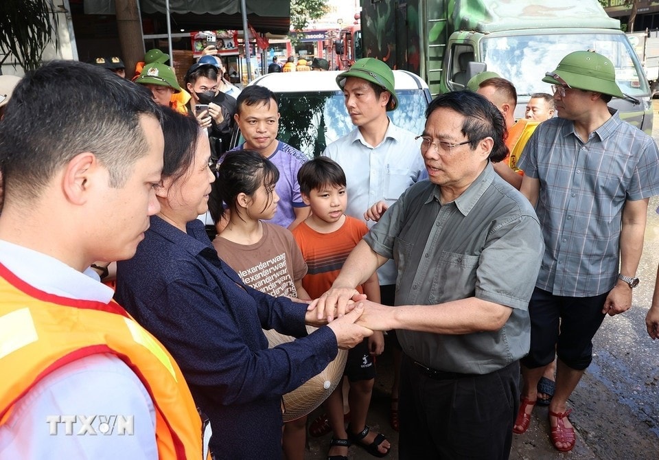  Thủ tướng Phạm Minh Chính thăm hỏi, động viên nhân dân bị ảnh hưởng lũ lụt tại phường Phan Đình Phùng. (Ảnh: Dương Giang/TTXVN)