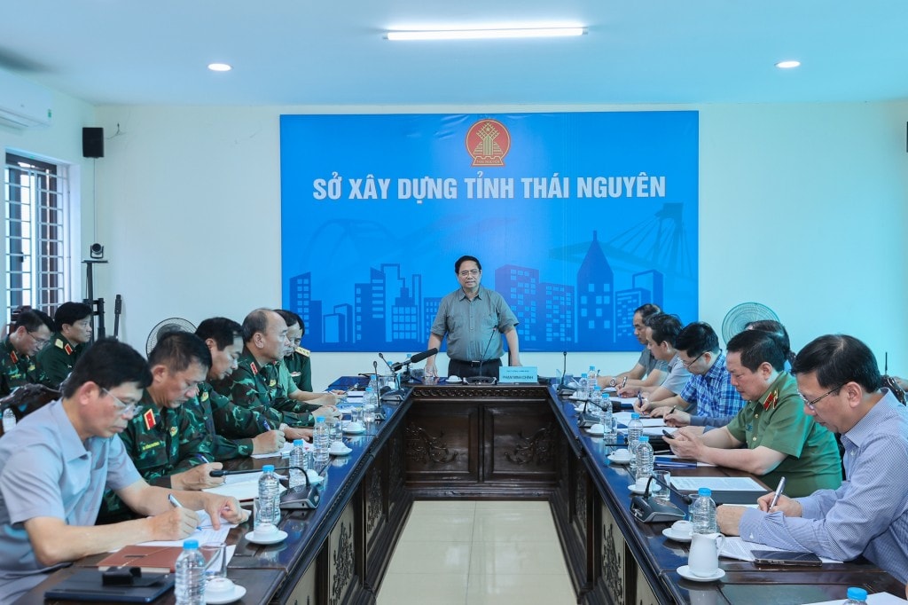 Thủ tướng ghi nhận, biểu dương các cấp, các ngành, lực lượng, trong đó có lực lượng quân đội, công an đã phát huy tinh thần, trách nhiệm cao trong thực hiện nhiệm vụ, hỗ trợ người dân - Ảnh: VGP/Nhật Bắc