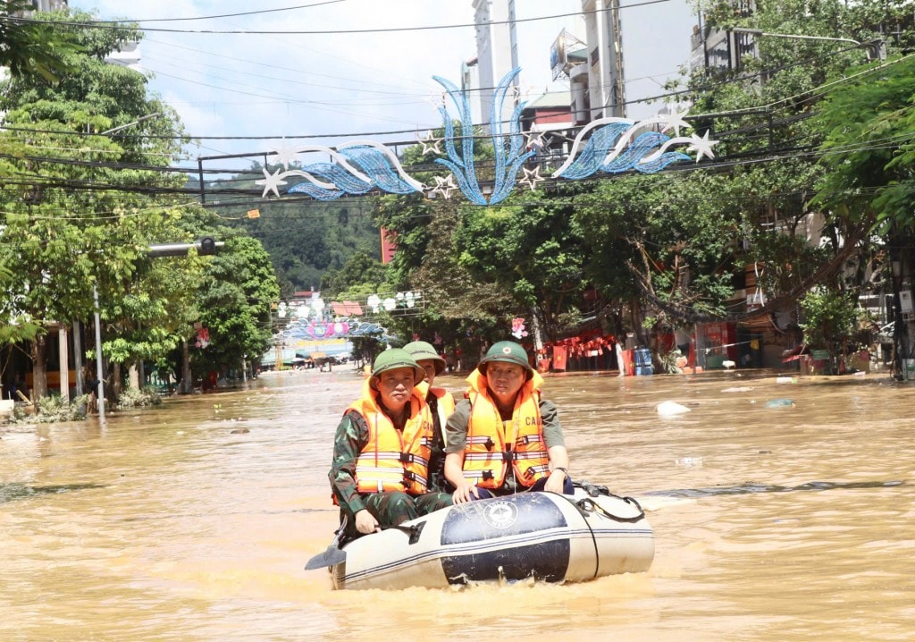 Phó Thủ tướng Trần Hồng Hà thị sát các vùng bị ngập lụt tại phường Thục Phán, tỉnh Cao Bằng - Ảnh: TTXVN