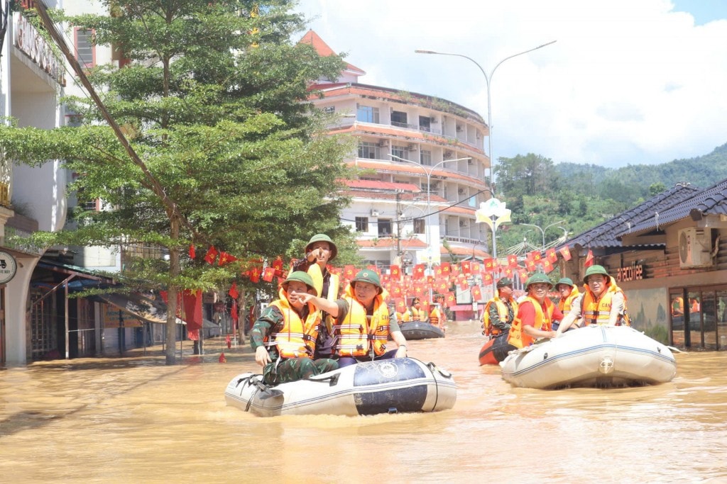 Phó Thủ tướng Trần Hồng Hà kiểm tra tình hình ngập lụt tại Phố đi bộ ven sông Bằng, phường Thục Phán - Ảnh: Báo Cao Bằng