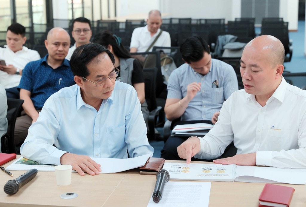 Phó Thủ tướng Bùi Thanh Sơn trao đổi với các đơn vị tại cuộc họp - Ảnh: VGP/Hải Minh