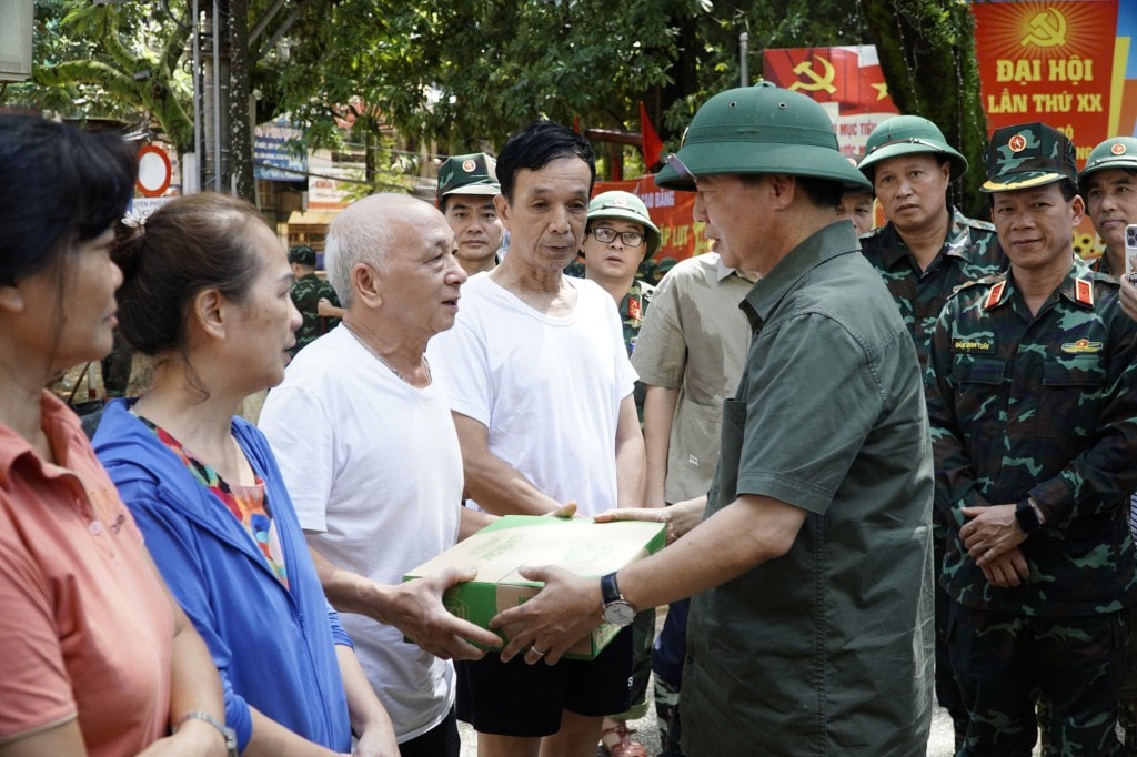 Phó Thủ tướng Trần Hồng Hà tặng quà, thăm hỏi người dân bị ảnh hưởng bởi lũ lụt - Ảnh: Báo Cao Bằng