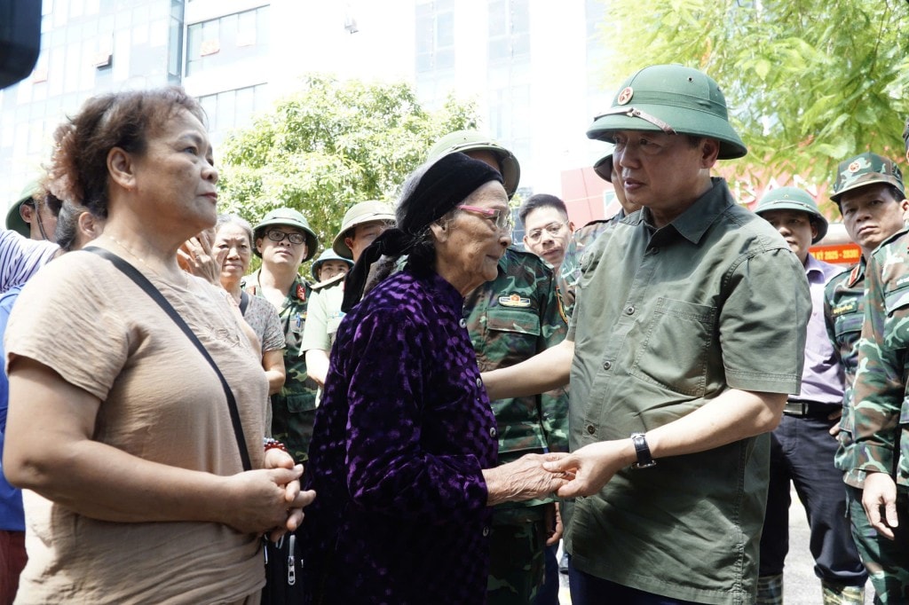 Phó Thủ tướng Trần Hồng Hà thăm hỏi, tặng quà gia đình Mẹ Việt Nam Anh hùng Lâm Thị Mèn, ở tổ dân phố Hợp Giang 1 (phường Thục Phán) bị ngập hoàn toàn do mưa lũ - Ảnh: Báo Cao Bằng