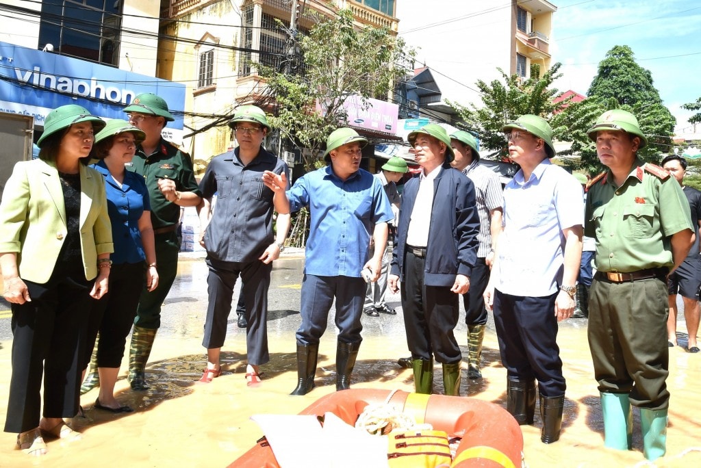 Phó Thủ tướng Hồ Đức Phớc kiểm tra thực tế công tác ứng phó ngập úng tại xã Hữu Lũng, Lạng Sơn - Ảnh: VGP/Trần Mạnh
