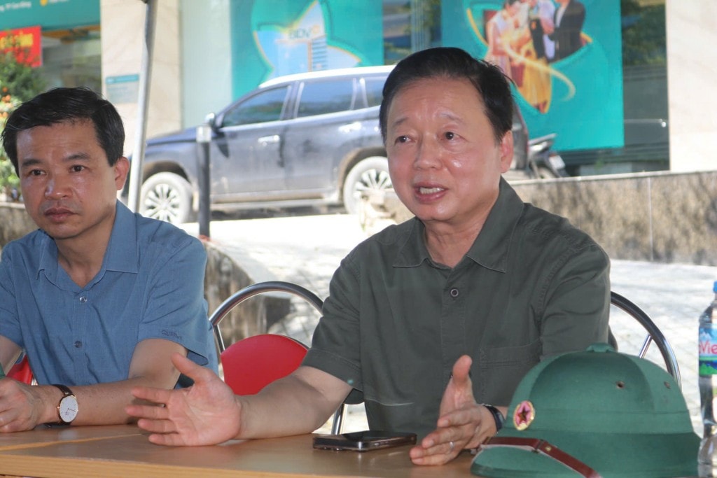 Phó Thủ tướng Trần Hồng Hà ghi nhận nỗ lực của tỉnh Cao Bằng, đánh giá cao tinh thần chủ động “bốn tại chỗ” và sự phối hợp của các lực lượng trong sơ tán, cứu hộ người dân - Ảnh: Báo Cao Bằng
