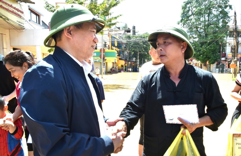 Phó Thủ tướng Chính phủ Hồ Đức Phớc thăm hỏi, tặng quà người dân xã Hữu Lũng - Ảnh: VGP/Trần Mạnh