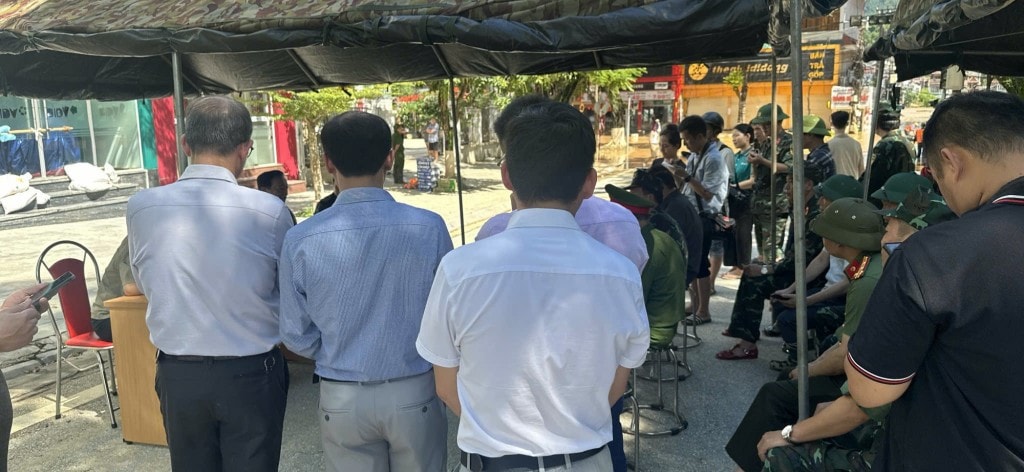 Phó Thủ tướng Trần Hồng Hà chủ trì cuộc họp tại lều dã chiến dựng trên phố Kim Đồng, phường Thục Phán, tỉnh Cao Bằng - Ảnh: VGP