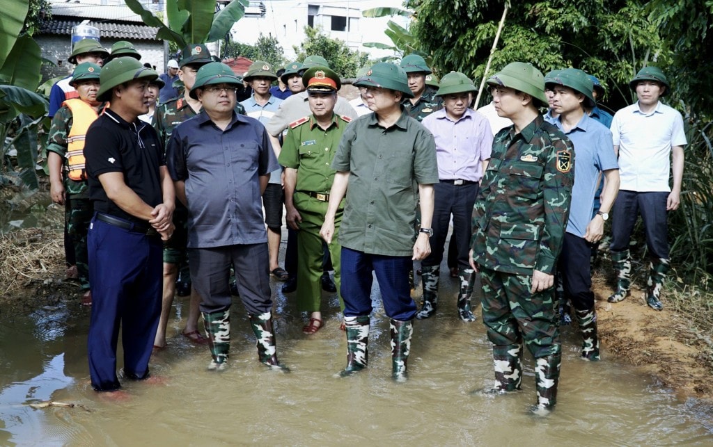Phó Thủ tướng Trần Hồng Hà kiểm tra tình hình ngập lụt tại xóm Mã Quan (xã Hoà An, tỉnh Cao Bằng) - Ảnh: Báo Cao Bằng