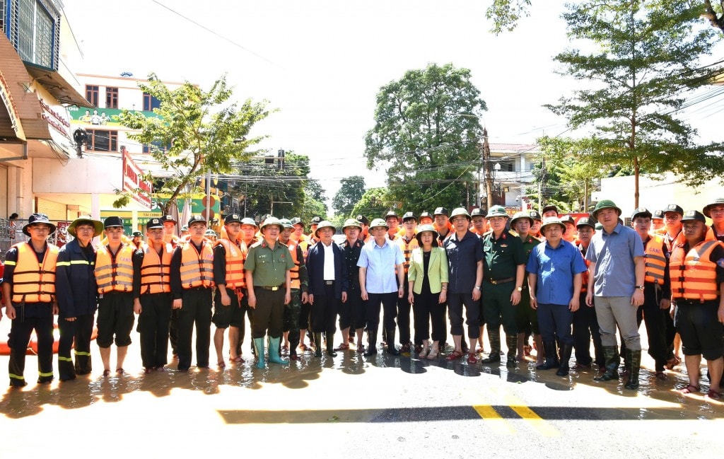 Phó Thủ tướng Hồ Đức Phớc cùng lãnh đạo tỉnh Lạng Sơn động viên lực lượng làm nhiệm vụ ứng phó ngập lụt tại Hữu Lũng - Ảnh: VGP/Trần Mạnh