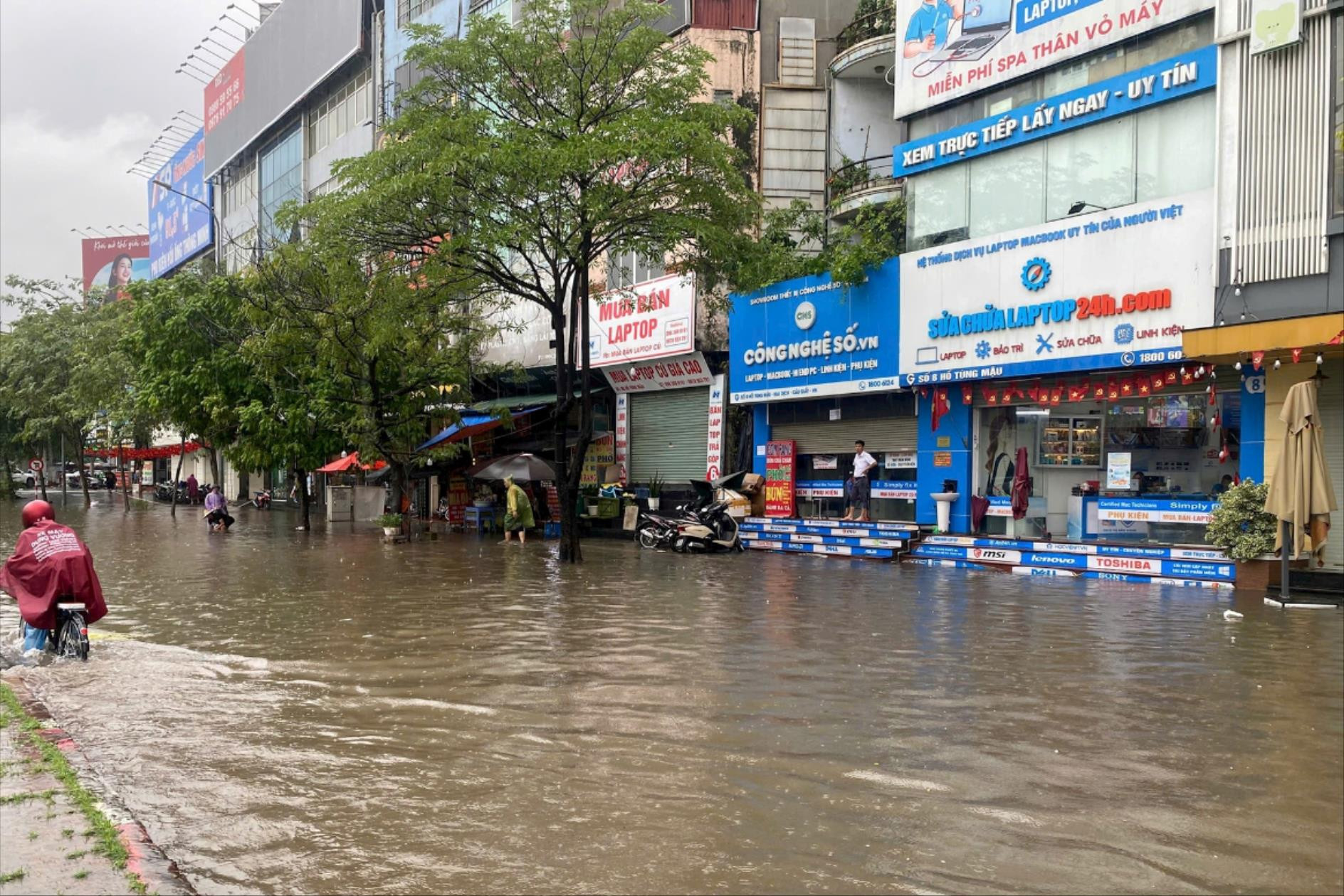 [Podcast] Nhiều tuyến phố Hà Nội vẫn ngập sâu sáng 8-10