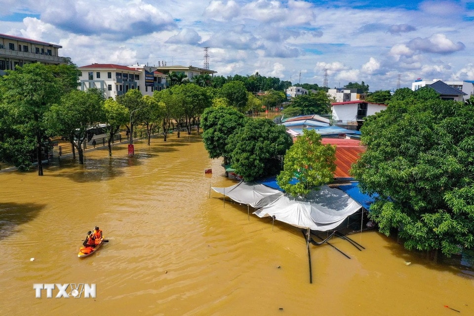 Khu vực trung tâm của tỉnh Thái Nguyên ngập sâu trong nước lũ. (Ảnh: Phạm Tuấn Anh/TTXVN)