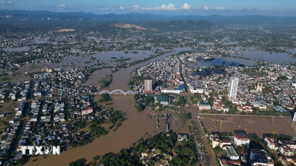 Khu vực trung tâm của tỉnh Thái Nguyên ngập sâu trong nước lũ. (Ảnh: Phạm Tuấn Anh/TTXVN)