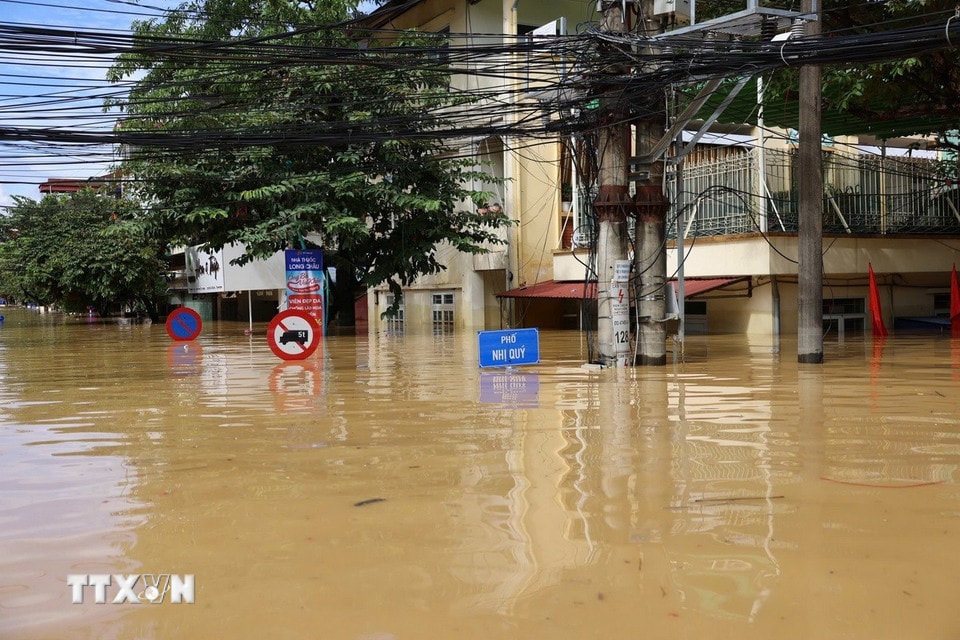 Phường Phan Đình Phùng, tỉnh Thái Nguyên nước ngập sâu. (Ảnh: Nhật Anh/TTXVN)