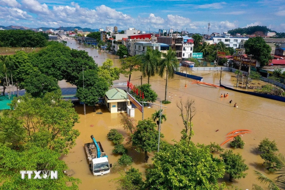 Khu vực trung tâm của tỉnh Thái Nguyên ngập sâu trong nước lũ. (Ảnh: Phạm Tuấn Anh/TTXVN)