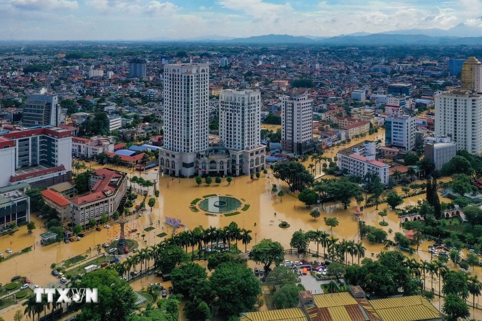 Khu vực trung tâm của tỉnh Thái Nguyên ngập sâu trong nước lũ. (Ảnh: Phạm Tuấn Anh/TTXVN)