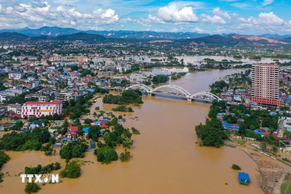 Khu vực trung tâm của tỉnh Thái Nguyên ngập sâu trong nước lũ. (Ảnh: Phạm Tuấn Anh/TTXVN)