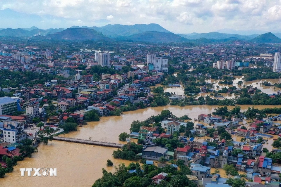 Nước sông dâng cao gần chạm mặt cầu Gia Bảy. (Ảnh: Phạm Tuấn Anh/TTXVN)