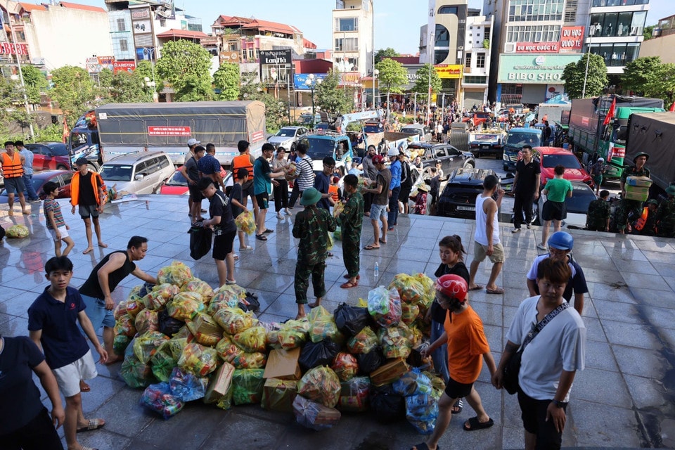 Lực lượng cứu trợ cùng hàng hóa từ khắp mọi nơi tập trung về Thái Nguyên. (Ảnh: Nhật Anh/TTXVN)