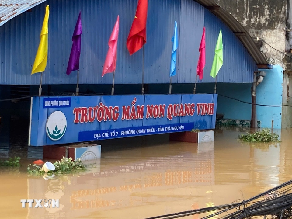 Trường Mầm non Quang Minh tại tổ 7, phường Quan Triều, tỉnh Thái Nguyên, ngập trong biển nước, nước ngập khoảng 4m. (Ảnh: Thắng Trung/TTXVN)