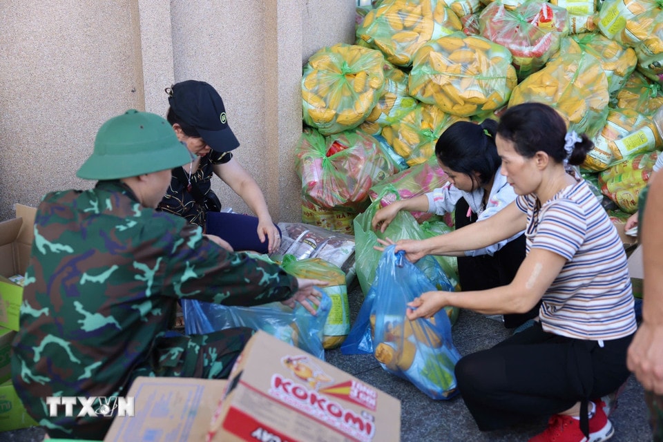 Lực lượng cứu trợ cùng hàng hóa từ khắp mọi nơi tập trung về Thái Nguyên. (Ảnh: Nhật Anh/TTXVN)