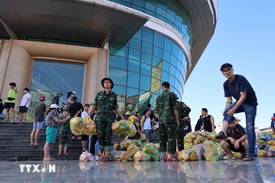 Lực lượng cứu trợ cùng hàng hóa từ khắp mọi nơi tập trung về Thái Nguyên. (Ảnh: Nhật Anh/TTXVN)