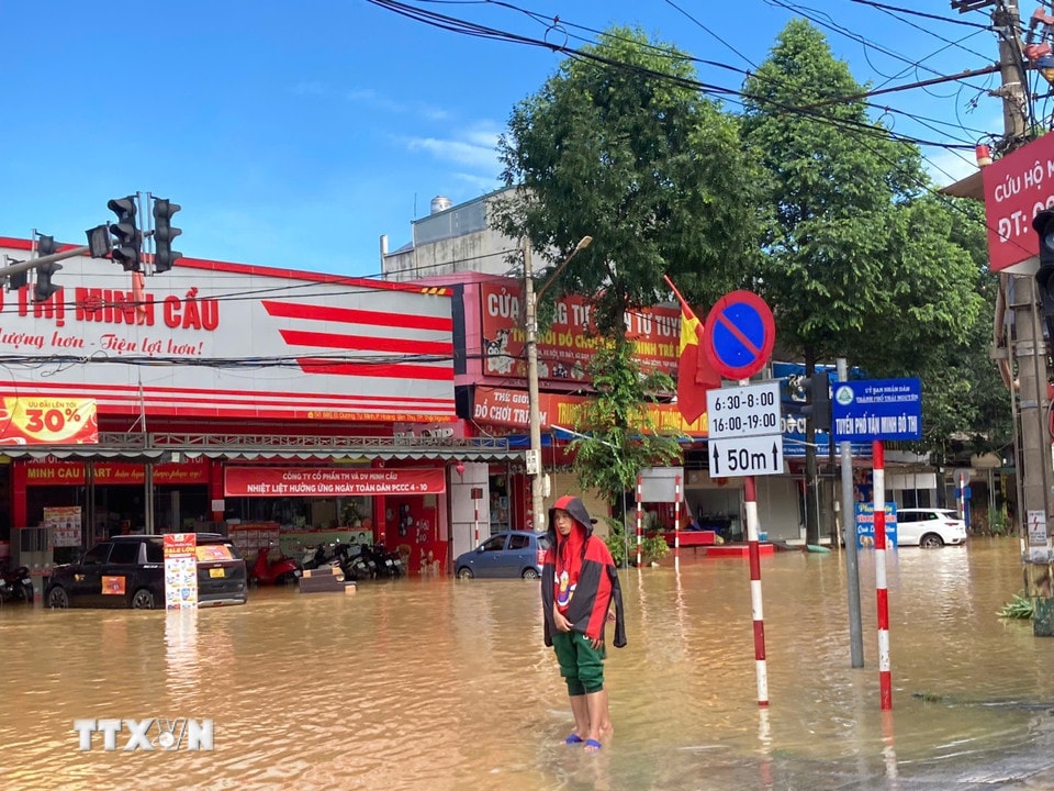 Đường Dương Tự Minh, tỉnh Thái Nguyên ngập nặng. (Ảnh: Thắng Trung/TTXVN)