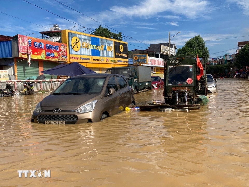 Ôtô chết máy ngập sâu trong nước tại phường Quan Triều, tỉnh Thái Nguyên. (Ảnh: Thắng Trung/TTXVN)