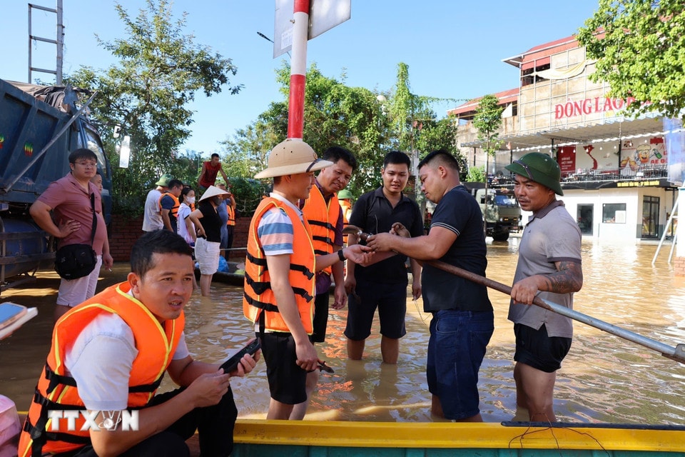 Lực lượng cứu trợ cùng hàng hóa từ khắp mọi nơi tập trung về Thái Nguyên. (Ảnh: Nhật Anh/TTXVN)