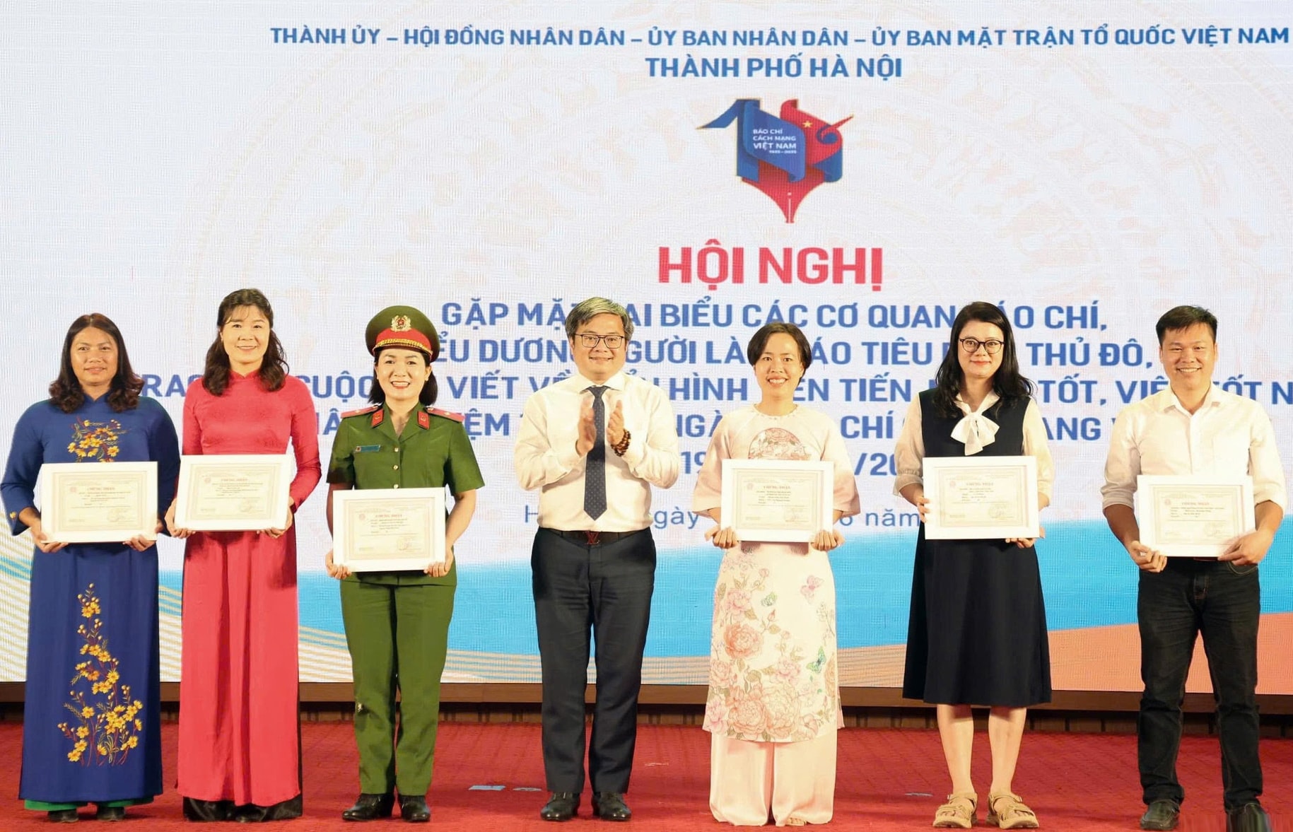 cac-tac-gia-nhan-giai-thuong-cuoc-thi-viet-ve-dien-hinh-tien-tien-nguoi-tot-viec-tot-nam-2025.-anh-viet-thanh.jpeg