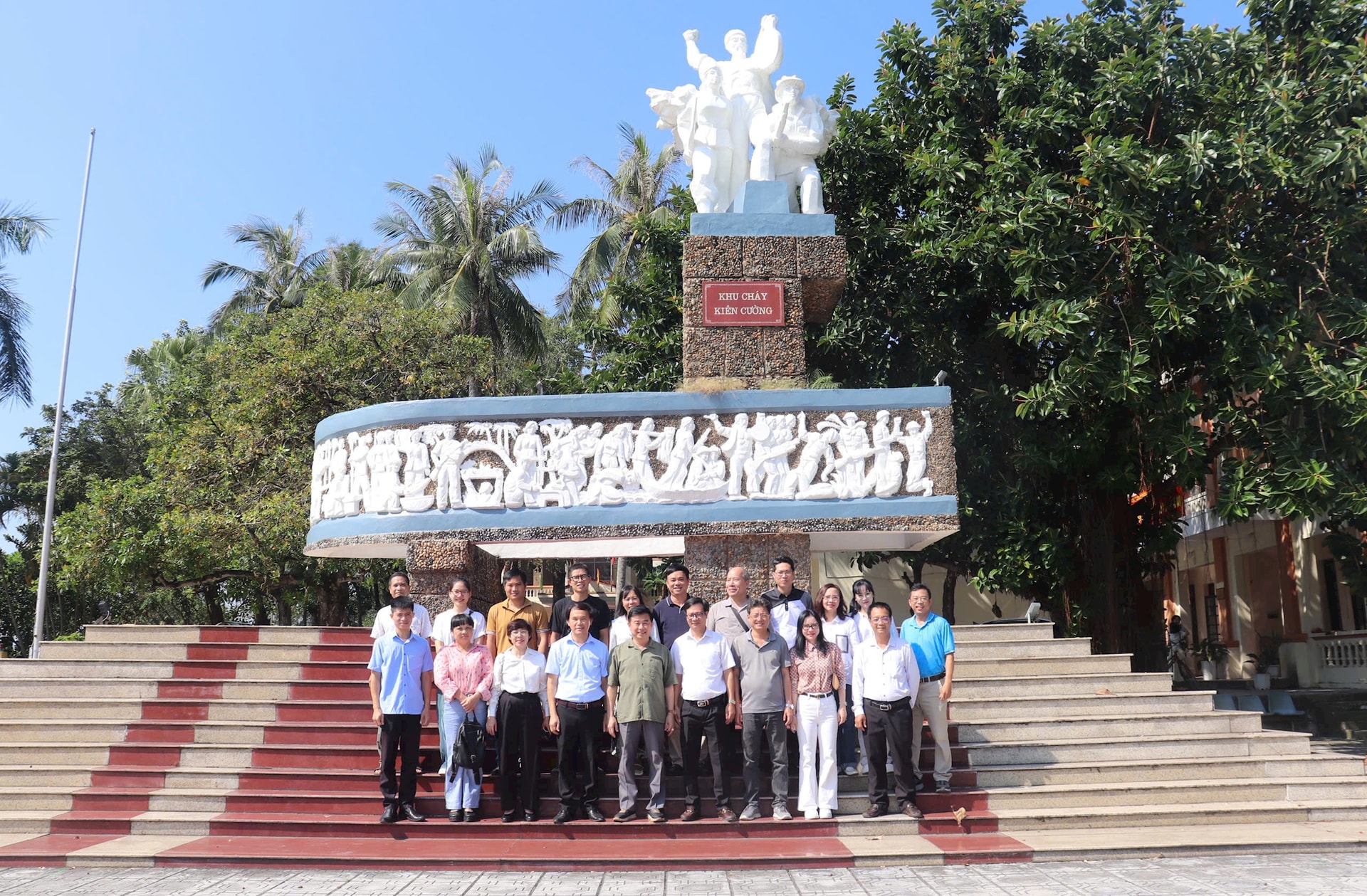 doan-cong-tac-bao-hanoimoi-tai-tuong-dai-khu-chay-kien-cuong-xa-ung-hoa-..jpg