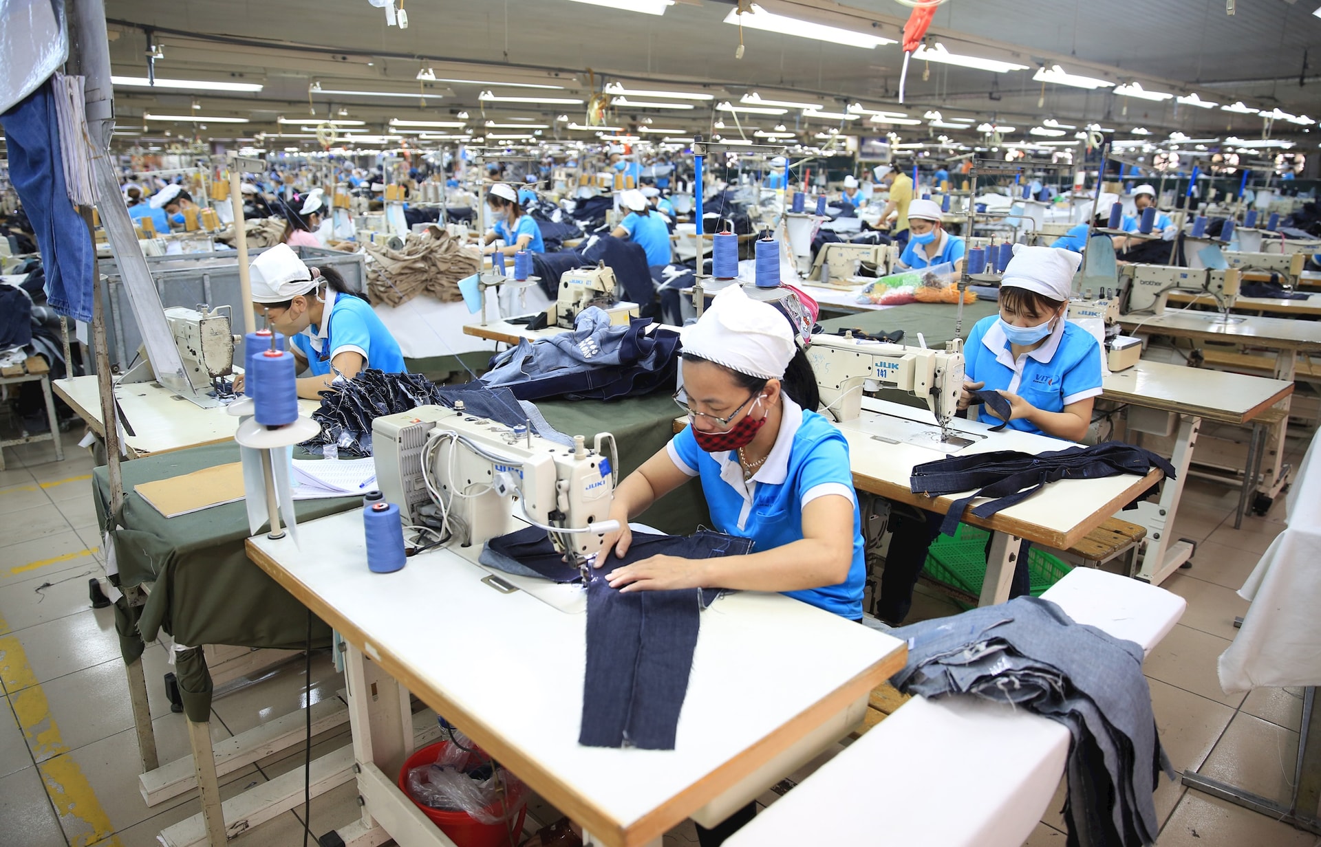 san-xuat-hang-xuat-khau-tai-cong-ty-tnhh-may-mac-xuat-khau-vit-garment-khu-cong-nghiep-quang-minh-.-anh-do-tam.jpg