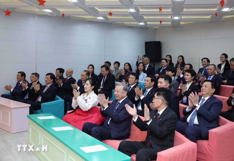 Tổng Bí thư Tô Lâm thăm Trường mẫu giáo Kiêng Sang. (Ảnh: Thống Nhất/TTXVN)
